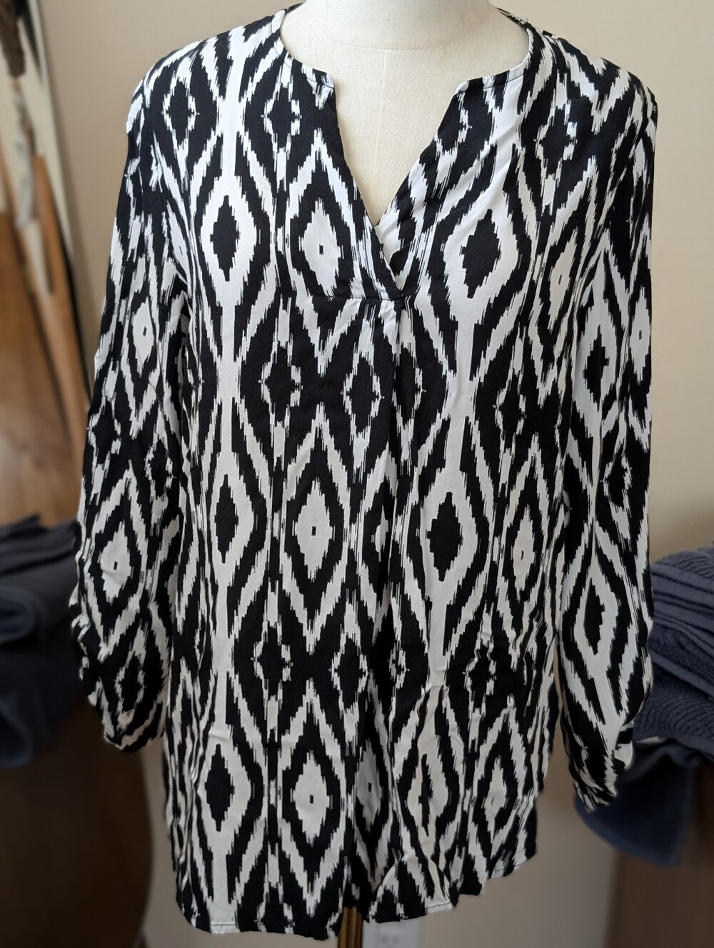 Ruby Rd. Women's Size Petite Medium Black & White Geometric Split V-Neck Tunic